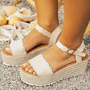 NWT Adorable Scalloped Edge Platform Espadrilles